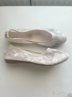 Ballerinaskor i spets - Supersöta ballerinaskor i spets i cremevit färg! Lite uppbyggda i sulan vilket gör de väldigt bekväma. ✨Aldrig använda!✨ Endast testade  ✨Storlek 38✨Hör av dig om du har frågor!