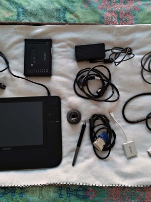 Wacom Cintiq 1200w - Digital ritplatta från Wacom, modell DTZ-1200W. Plattan har en stor rektangulär skärm och svart ram. Perfekt för digitalt skapande och illustration. Ansluts via kabel och har robust konstruktion i plast. Passar både till PC och Mac. Penna och anslutningar och väska ingår!