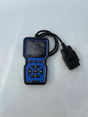 OBDII V519 felkodsläsare blå - Säljer en OBDII V519 felkodsläsare i blå och svart plast med tydlig display och flera funktionsknappar. Perfekt för att läsa och radera felkoder, visa live-data och fordonets information. Enkel att använda och kopplas direkt till bilens OBD-uttag.