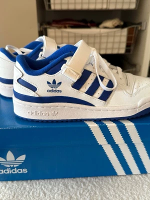 Adidas forum low - Säljer dessa coola sneakers som är helt oanvända från adidas. Modellen heter forum low och är i blå färg med både knyte och kardborre. Perfekta vårskor! Nypris ca 1200 kr. Tar bud. Kolla gärna in mina andra annonser så samfraktar jag! 😁