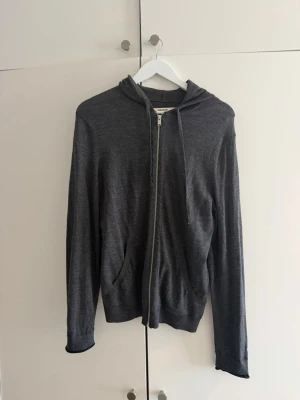Zadig&Voltaire hoodie med dragkedja - Zadig&Voltaire hoodie med dragkedja i storlek S. Säljer då för liten.