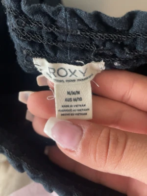 Svarta linnebyxor från Roxy - Svarta linnebyxor från Roxy. Dem har jag växt ut från dock kan man se lite effekter som finns på dem men jag tvättar allt innan det skickas. Stl M men massar m/s.