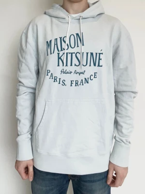 Maison Kitsuné Hoodie - Väldigt snygg och eftertraktad hoodie från maisonkitsune! Toppskick, inga defekter. Storlek Xl men sitter som L/M. Modellen är ca 182. Kontakta mig för fler frågor och funderingar!