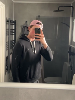 Gant hoodie  - Shysst svart gant hoodie i storlek xs. Passar bra till alla situationer och är riktigt skön. Modellen är 178cm och väger 67kg och den är ganska liten på mig skulle rekommendera för någon som är runt 170cm mer eller mindre.✅