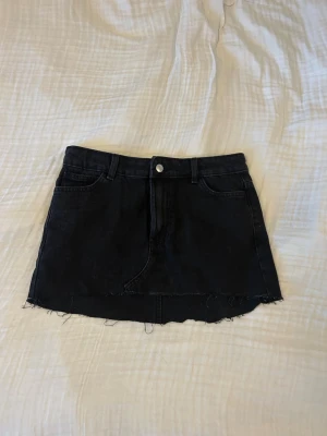 Svart jeanskjol - Lågmidjad svart jeanskjol❤️