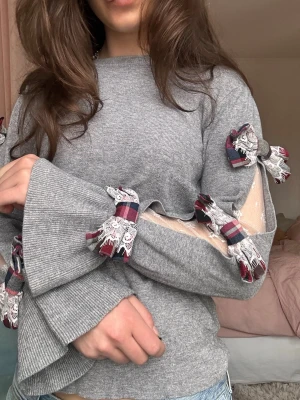 Tröja!  - Så snygga detaljer! Rosetter och spets🌸🌸