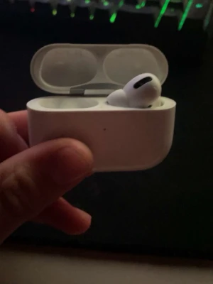 Apple AirPods Pro med laddningsetui - Säljer ett par vita Apple AirPods Pro med tillhörande laddningsetuit. Perfekta för musik och samtal. Jag har tappat bort den vänstra podden därutav är dom så billiga annars funkar dom perfekt och poddarna laddas i caset.