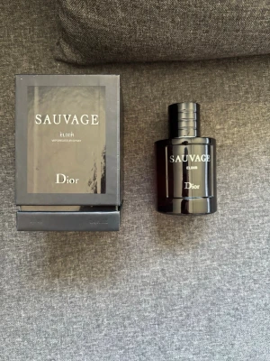 Dior sauvage elexir 100ml - Säljer denna dior elexir parfym helt oanvänd endast testat spraya en gång för att känna doften. Nypris på denna är runt 3000kr, mitt pris är 1699. Skriv vid frågor🙌