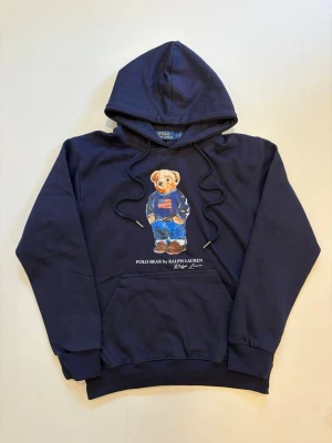 Ralph lauren polo bear hoodie S - Marinblå Ralph Lauren Polo bear hoodie //  Mycket bra skick aldrig använd //  Storlek S //  Mått  Längd 63 Axelbredd 45cm  Bredd mellan armhålorna 50cm  Armlängd 58cm  Skriv vid minsta fråga eller fundering🤝