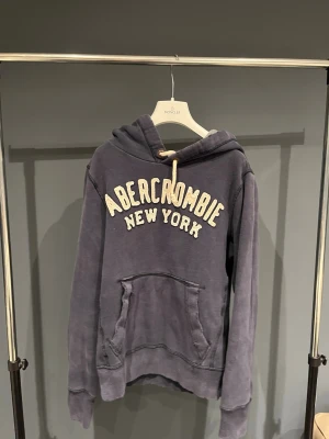  Abercrombie & Fitch hoddie Storlek M  - Säljer en Abercrombie & Fitch hoddie|Storlek:M|Skick:6.5/10| Pris:549| Frakt:24 h efter köp|Vid frågor och funderingar är det bara att höra av sig ‼️