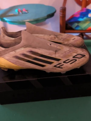 Adidas F50 Elite - Adidas Laceless Elite, Använda på konstgräs funkar även på vanligt gräs, Storlek 44