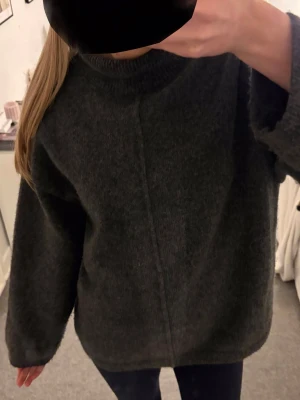 Mörkgrå stickad tröja med söm - Knappt använd stickad polo med en fin söm i mitten av tröjan!! Säljer billigt om man jämför med nypris!💕
