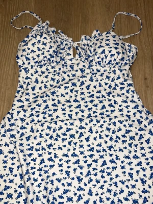 Badklänning med bikinitrosa - Kort badkläning i storlek S med blommönster och badtrosa 💗💭🦋aldrig använd