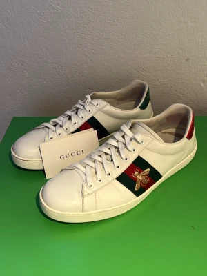 Gucci ace skor - Säljer nu dessa feta Gucci ace skorna i storlek 44, fint skick.  Lite defekter som man ser på bilderna.