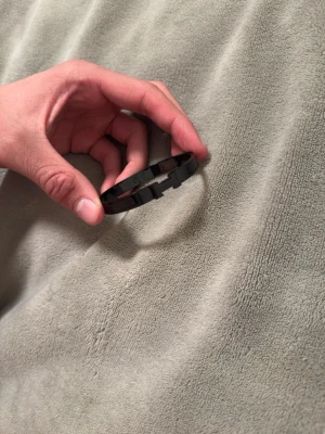 Svart armband i metall zara - Snyggt svart armband i metall med en stilren och modern design. Armbandet har en länkstruktur och mattsvart finish som ger en cool och minimalistisk look. Perfekt accessoar för dig som gillar enkel men edgy stil.