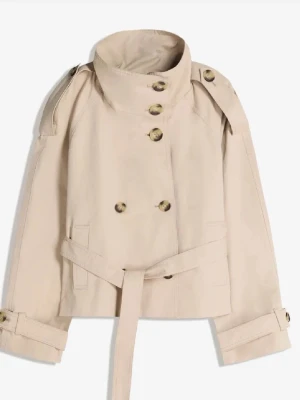 bershka trenchcoat  - sååå fin från bershka!!! OBS❗️❗️jag har klippt/sytt av dom två delarna som är på axlarna då jag tyckte att de såg ut som man hade för puffiga axlar! annars endast använd 1 gång!!🩷🩷🩷 