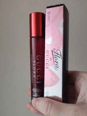 Gucci Flora Gorgeous Gardenia - Gucci Flora Gorgeous Gardenia Perfume. 33ml bottle. New! Felmärkt med edt på flaskan. Detta är en EDP. Limited Edition.