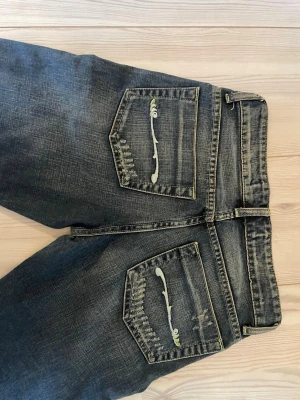 Lågmidjade y2k bootcut jeans - Svin snygga jeans som tyvärr inte passa mig då de var för små. Annars inga fel, skriv gärna för mått!