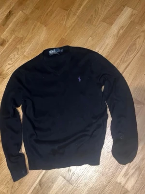 Svart stickad tröja från Polo Ralph Lauren - Premium Ralph lauren black V neck sweatshirts Storlek S skit fin bra skick rekommenderar