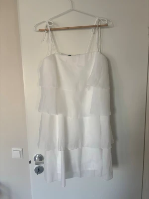 Studentklänning - Jättesöt volangklänning som passar perfekt till student eller skolavslutning💘Justerbara axelband pga knytningen! 