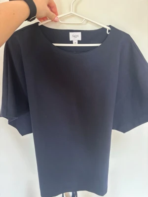 Tröja från Saint Tropez - Superfin boxig tröja från Saint Tropez i perfekt marinblå färg. Vida ärmar och knyte i midjan som kan knytas både fram och bak för att markera midjan.