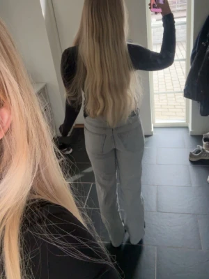 Ljusgrå raka jeans - Säljer ett par ljusgrå jeans med rak passform och klassisk femficksdesign. Jeansen har normal midja. 
