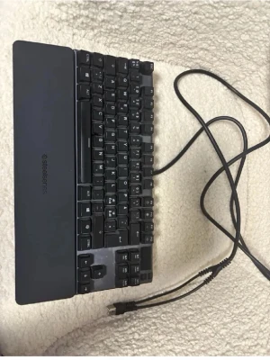 SteelSeries Apex 7 red switch - Använd men i bra skick,Funkar som det ska,( kan behöva torkas av lite dock ) Nypris cirka 2000kr. Skickar gärna fler bilder privat vid intresse ( första bilden är inte min bild utan bara för att visa hur den lyser) 