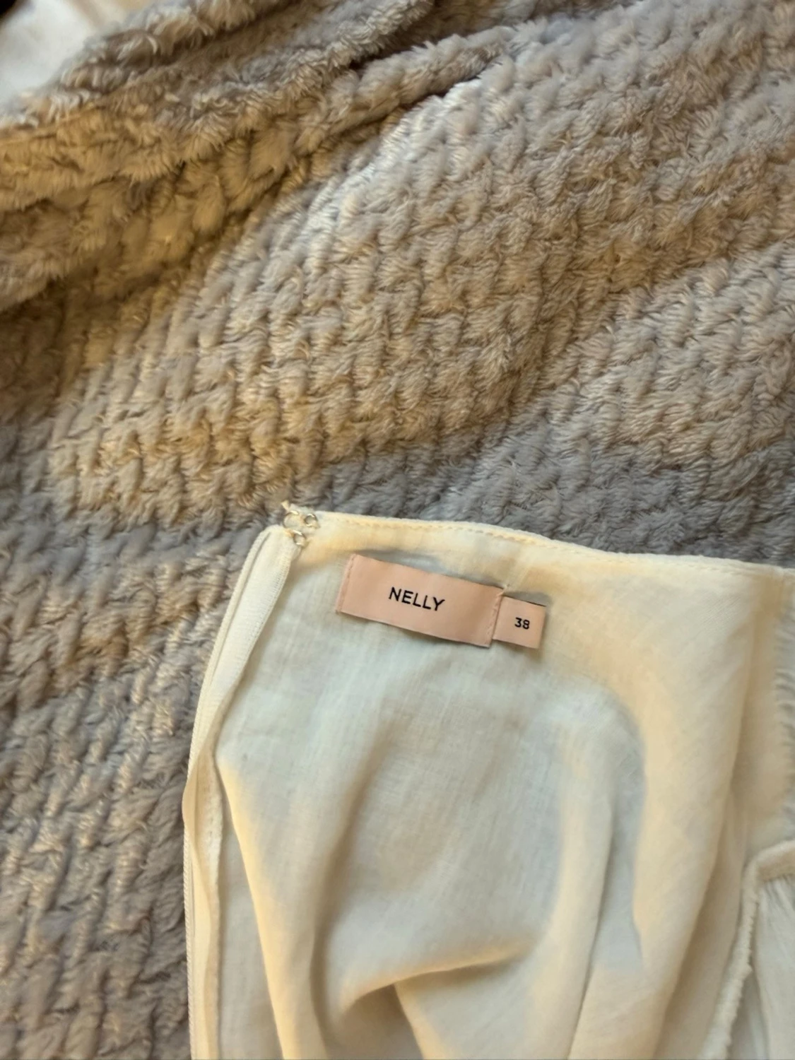 Vit kort omlottklänning med knappar - 4