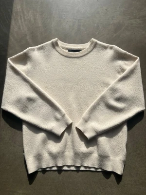 Krämvit stickad tröja från Zara - Mysig krämvit stickad tröja med rund halsringning och långa ärmar. Tröjan har en enkel och stilren design, perfekt för lager-på-lager och chill vardagsstil. Materialet ser ut att vara mjukt och lite fluffigt, vilket ger en avslappnad vibe. Hör av er vid frågor, pris kan diskuteras!😁