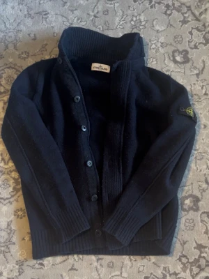 Stone Island cardigan  - Fet stone island cardigan i mörkblå färg med dragkedja och knappar, i storlek. Lappen är avklippt men det är storlek S. Bra skick. Skriv vid eventuella funderingar😁