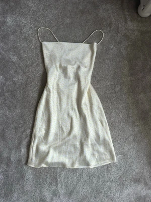 Miniklänning  - Miniklänning med ljusgula blommor och öppen rygg från NA-KD. Endast använd vid ett tillfälle därmed superfint skick!🤍🌼 Jag är 178 för referens.