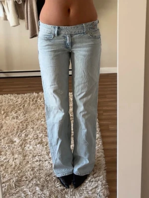 Lågmidjade jeans  - Blåa raka lågmidjade jeans från Stradivarius. Helt nya och oanvända, endast nytvättade. Har sprättat av lapparna då jag anser det snyggare. Nypris 399kr. Säljer även ett par i lite mörkare blå. Långa på mig som är 168cm. Tryck gärna på köp nu. 