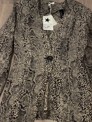 Kavaj/Blazer  - Nån typ av kavaj/blazer från Johnells, har dock inget kvitto kvar men det sitter prislapp kvar! Storlek 34⭐️Har puffar vid axlarna, en knapp i mitten⭐️ Aldrig använd helt ny! 