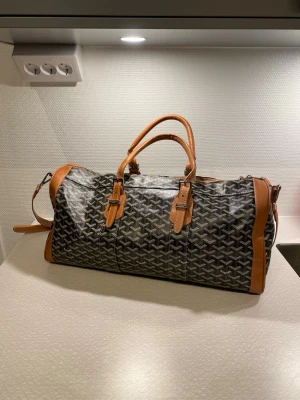 Weekend bag - Tjena! Säljer nu denna sjukt stilrena weekend bag. Väldigt fint skick! Vid funderingar är de bara att höra av sig:)