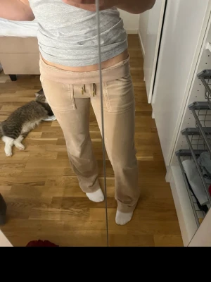 Juicy mjukisbyxor  - Jätte fina beiga juicy byxor som inte kommer till andvänding längre! Strl xxs. Skriv vid frågor, pris kan diskuteras💓💓