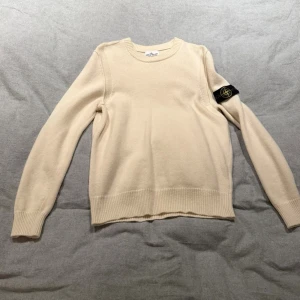 Stone Island Tröja  - Stickad Stone Island tröja i gott skick utan skador 
