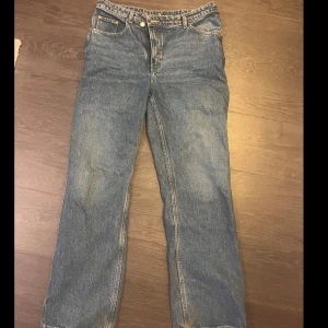 Blå jeans från Weekday - Blå raka jeans i modellen ”Skew” från Weekday. Storlek 31/30. I använt men bra skick! (osäker på om det är exakt samma färg som på bilden från hemsidan)