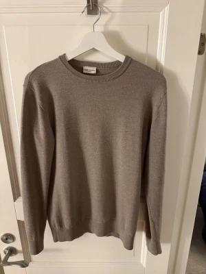 John Henric merinoull tröja - Beige merinoull tröja från John Henric. Mycket bra skick förutom 1 liten lagning och 2 små hål som inte syns. Storlek M kan passa S också. 