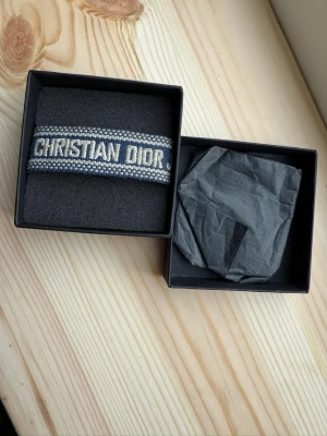 Armband - Snyggt marinblåt armband .