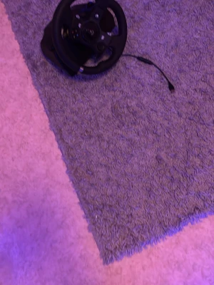 Logitech G923 - Säljer ett Logitech G pedalset för racing och simulatorer. Pedalerna är i metall och svart plast, med tre pedaler för gas, broms och koppling. (Jag har lådan)