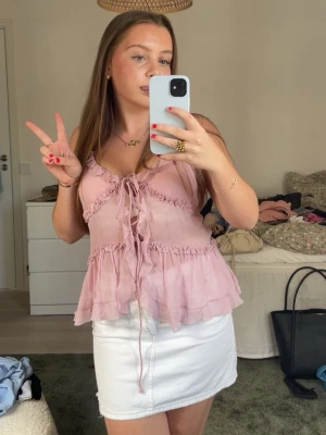 Rosa linne från zara - Säljer en ljusrosa linnetopp från zara som är snygg och trendig. 💓💓💓