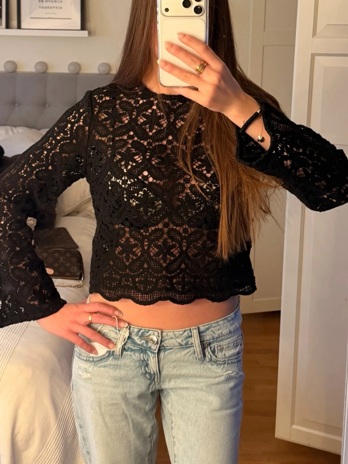 Svart spetsblus med vida ärmar - 1