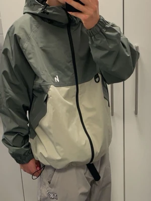 Två jackor ett bälte  - Grön jacka:m vit jacka: s