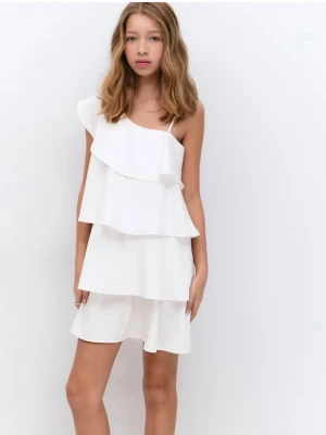 Vit omlottklänning med volanger - Letar du efter en klänning inför konfirmation, skolavslutning eller varför bara inte en sommar klänning. Säljer denna vita kortklänning med omlott-design och volanger. Klänningen har en oneshoulder och tunna axelband, vilket ger en modern och luftig look. Perfekt för sommarens varma dagar och stilrena outfits. Klänningen är i storlek 170 vilket jag skulle säga motsvarar ungefär S. Klänningen är endast använd en enstaka gång. 