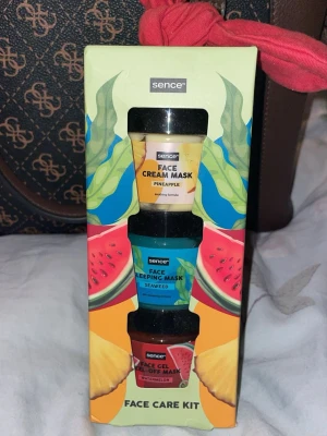 Sence Face Care Kit med masker - Snyggt Face Care Kit från Sence med tre ansiktsmasker: Face Cream Mask Pineapple, Face Sleeping Mask Seaweed och Face Gel Peel-Off Mask Watermelon. Färgglada burkar i gult, blått och rött, perfekt för dig som vill boosta din hudvårdsrutin.