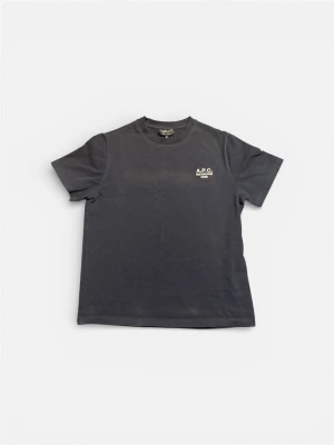 t-shirt från A.P.C. - Snygg svart t-shirt från A.P.C. Paris med liten vit logga tryckt på bröstet. Klassisk rak passform, rund halsringning och korta ärmar. Tillverkad i mjuk bomull som känns skön mot huden. Perfekt för en clean och stilren look.
