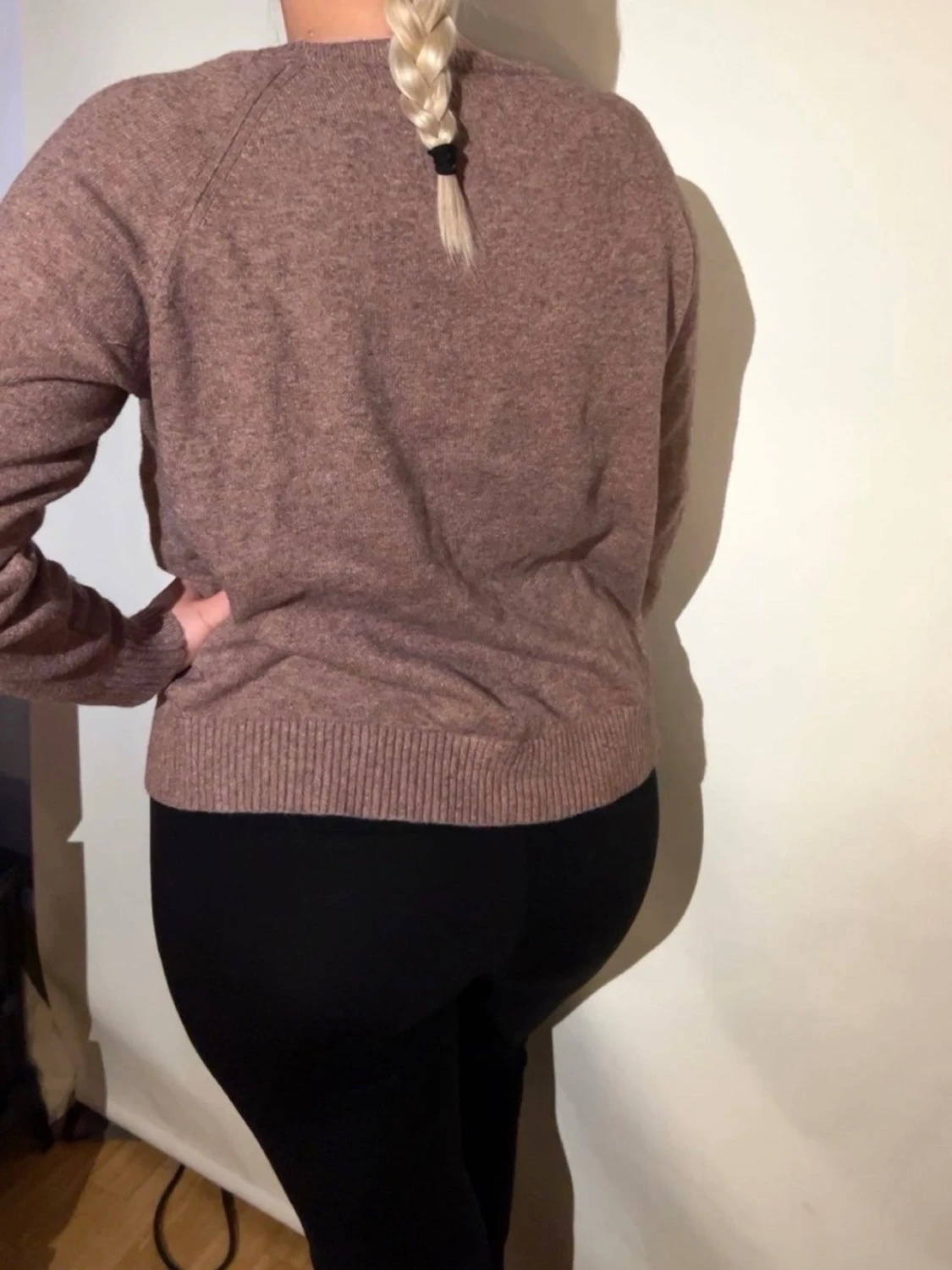 Brun lilla stickad tröja med rund hals - 1