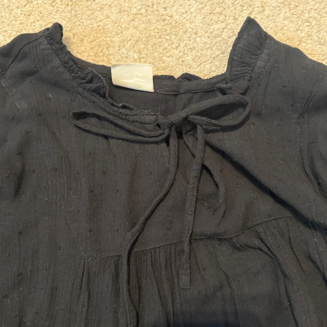 Svart blus med knytband i halsen - 1