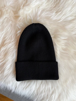 Ribbstickad mössa i ullblandning. Nyskick - Ribbstickad mössa i ullblandning. Nyskick  ⭐️ Varm och mjuk ribbstickad mössa i ullblandning från Lindex ⭐️Använd 2-3 gånger, som ny ⭐️ Köpte för 399 kr  🚭Djurfritt och rökfritt hem 🌸Se gärna mina andra annonser för samfrakt ✨Har bundle-rabatt