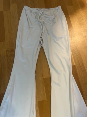 Vita utsvängda byxor  - Fina utsvängda byxor väldigt bekväma och stretchiga i storlek L men passar oxå M🤍